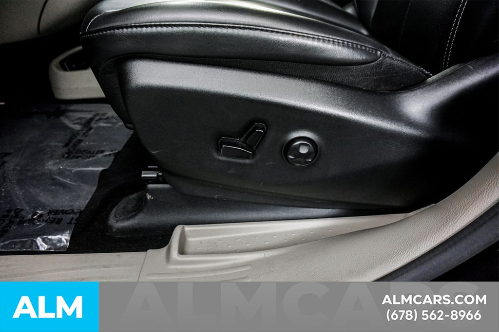 Used 2023 Black Chrysler Touring L image 33