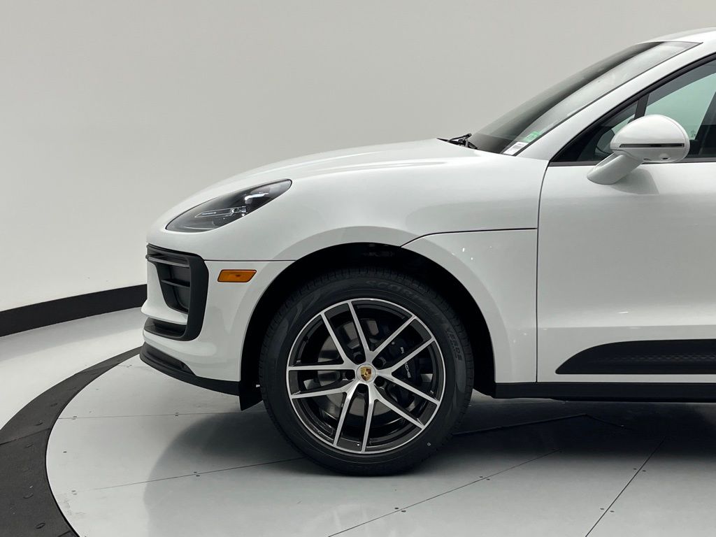 Thumbnail: 2025 Porsche Macan - 29