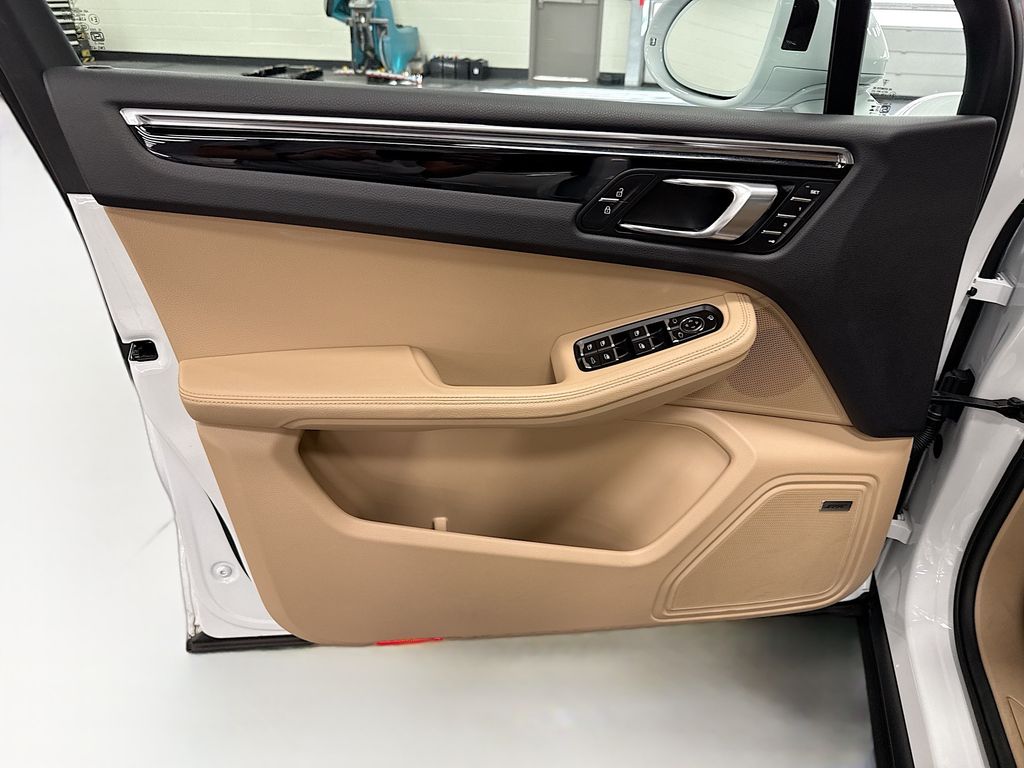 Thumbnail: 2025 Porsche Macan - 24