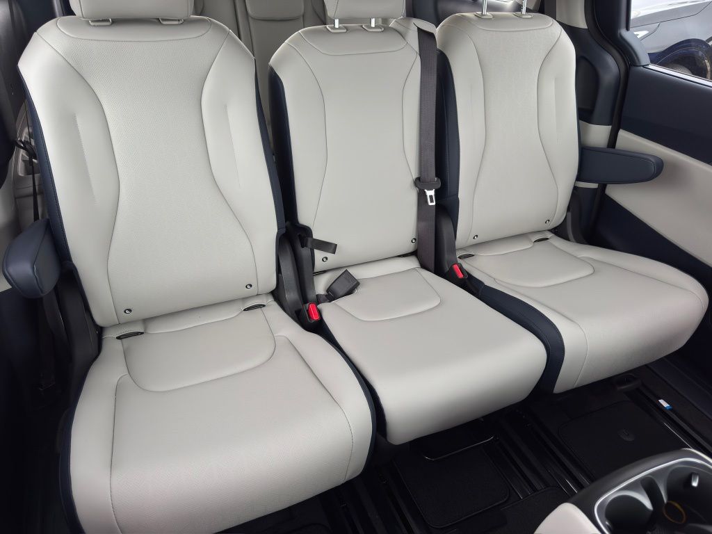 2026 Kia Carnival EX Silver at Community Kia