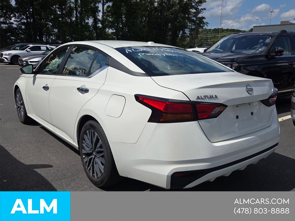 Used 2025 White Nissan 2.5 SV image 3
