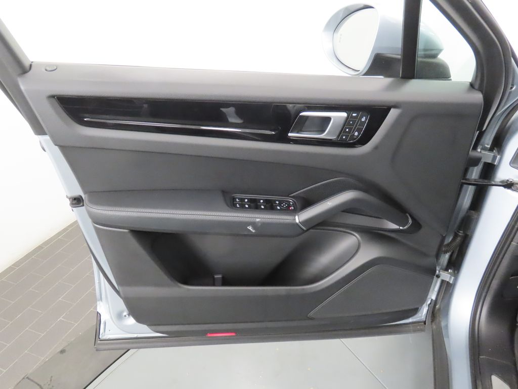 Thumbnail: 2023 Porsche Cayenne - 31