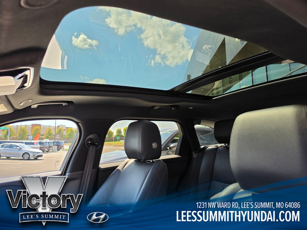 Used 2025  Land Rover Dynamic SE image 9