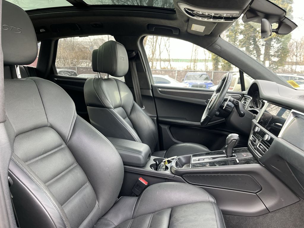 Thumbnail: 2023 Porsche Macan - 23