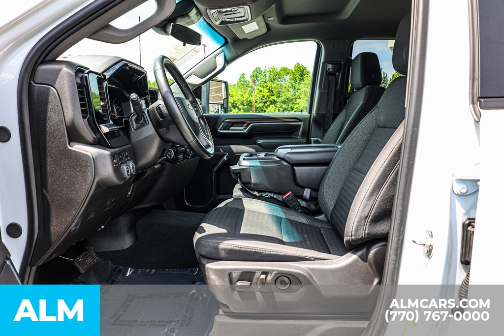 Used 2025 White Chevrolet LT image 18