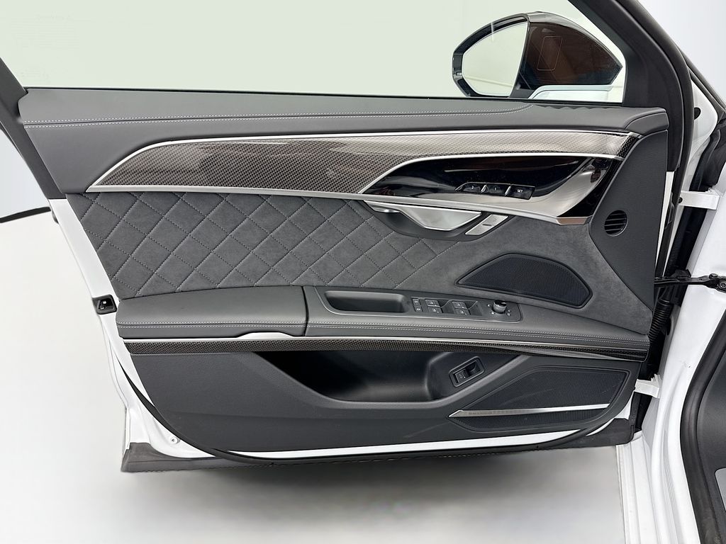 Thumbnail: 2025 Audi S8 - 23