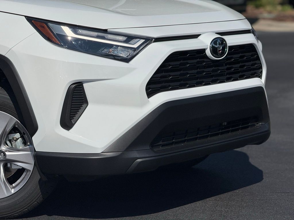 2025 Toyota RAV4 XLE photo 4