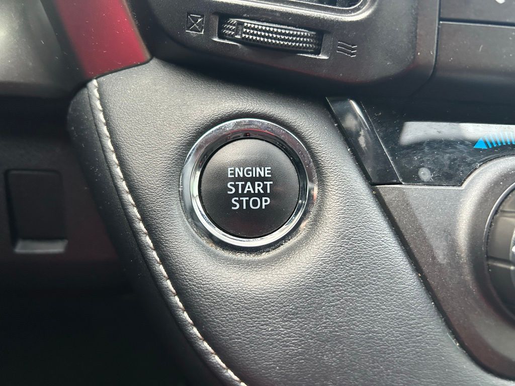 Thumbnail: 2018 Toyota RAV4 - 28