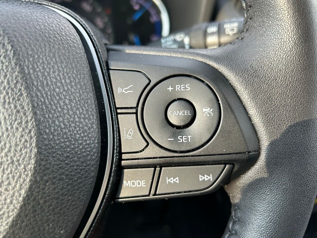 Thumbnail: 2021 Toyota RAV4 - 23