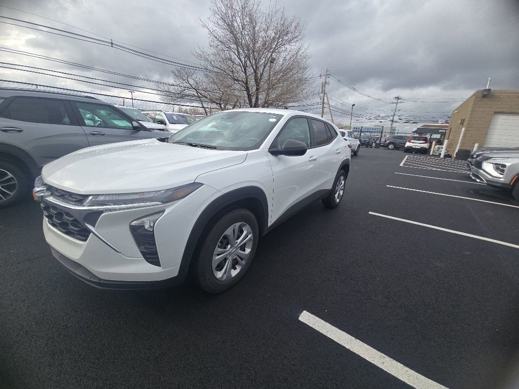 White 2025 Chevrolet Trax LS FWD SUV / Crossover Front-Wheel Drive 6-Speed Automatic
