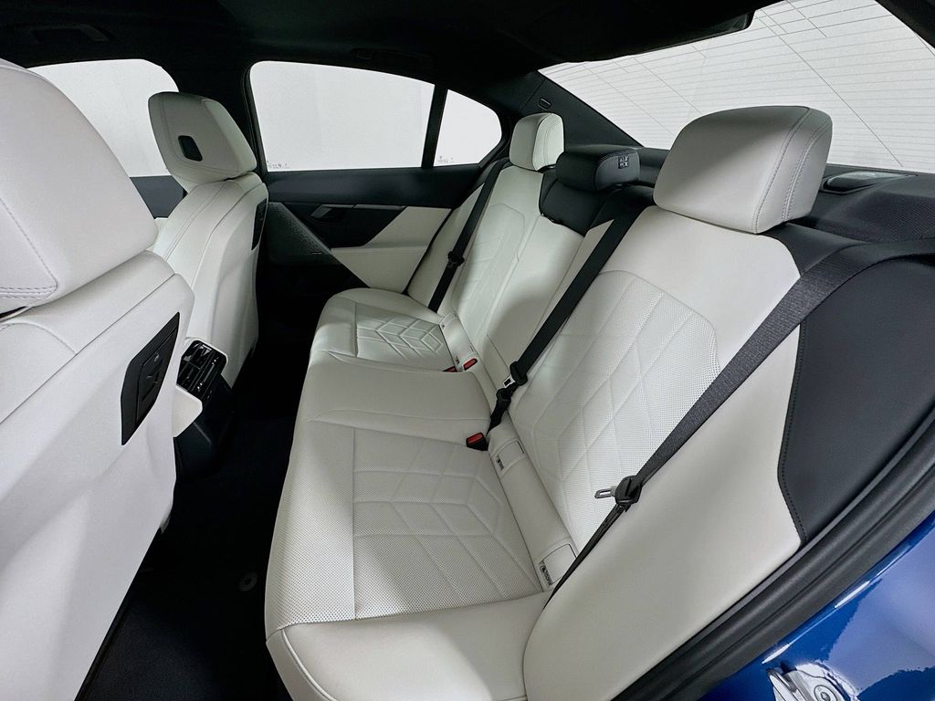 Thumbnail: 2026 BMW i5 - 17