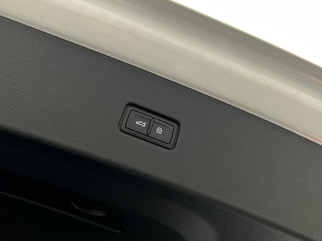 Thumbnail: 2026 Audi Q8 - 10