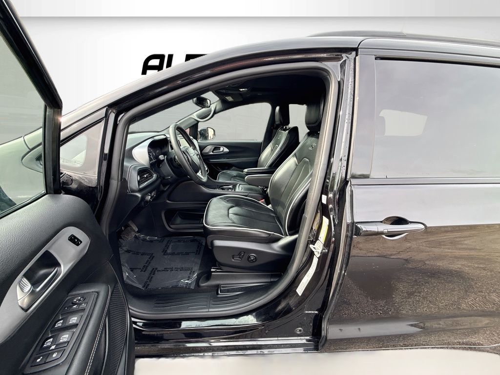 2025 Chrysler Pacifica Limited Black at Toyota of Victoria