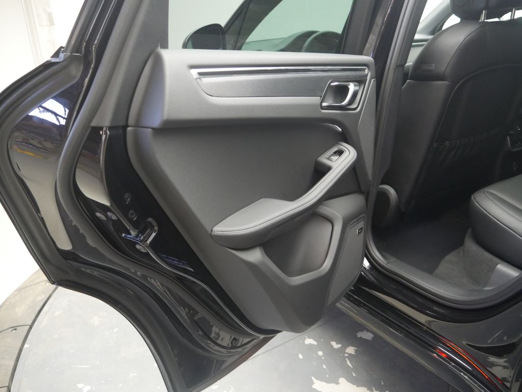 Thumbnail: 2026 Porsche Macan - 17