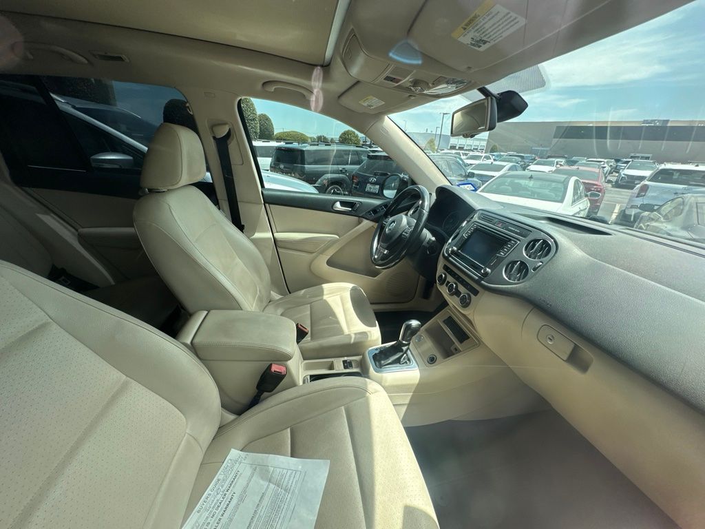 Thumbnail: 2016 Volkswagen Tiguan - 9