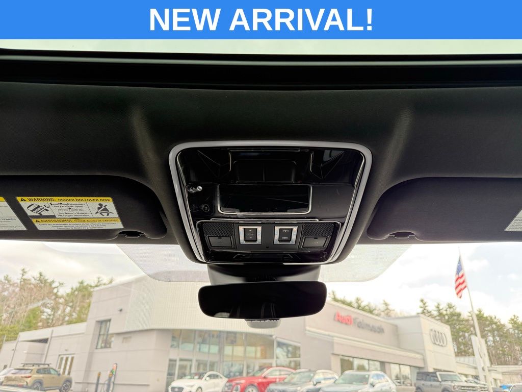 Used 2019 White Land Rover SE R-Dynamic image 38