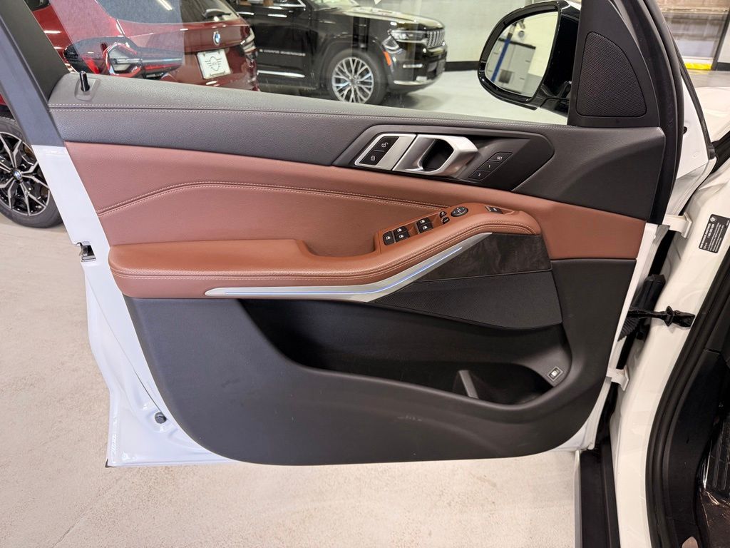 Thumbnail: 2022 BMW X5 - 10