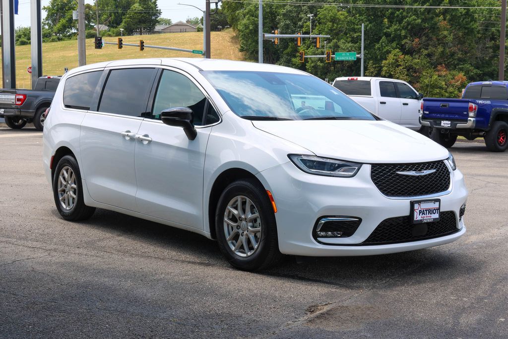 Bright White Clearcoat 2025 Chrysler Pacifica Minivan Front-Wheel Drive 9-Speed Automatic