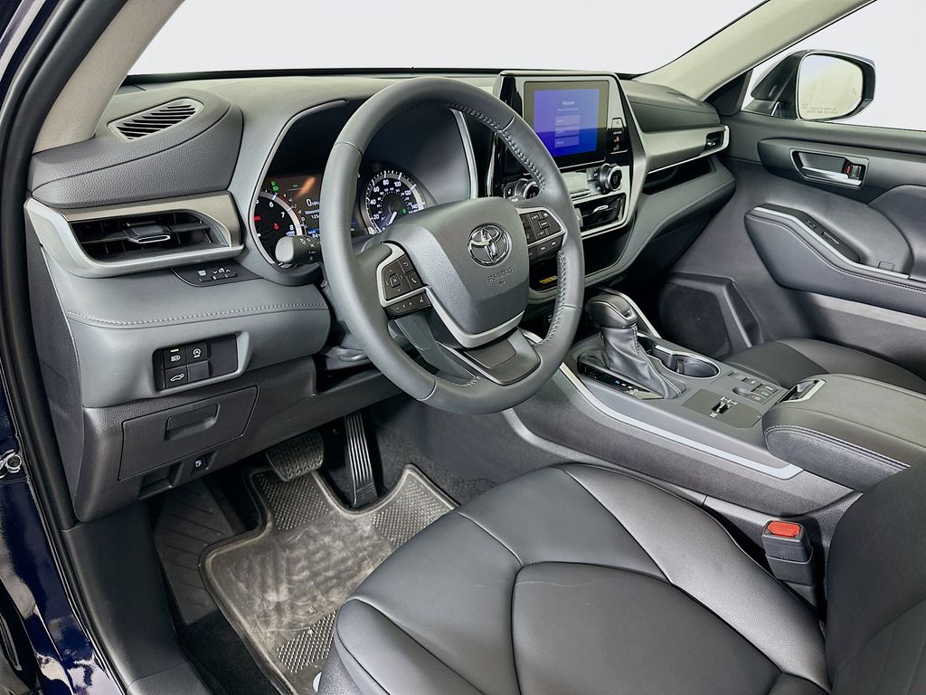 2025 Toyota Highlander XLE 9