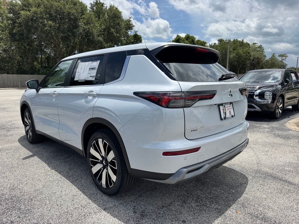 2025 Mitsubishi Outlander SE photo 3
