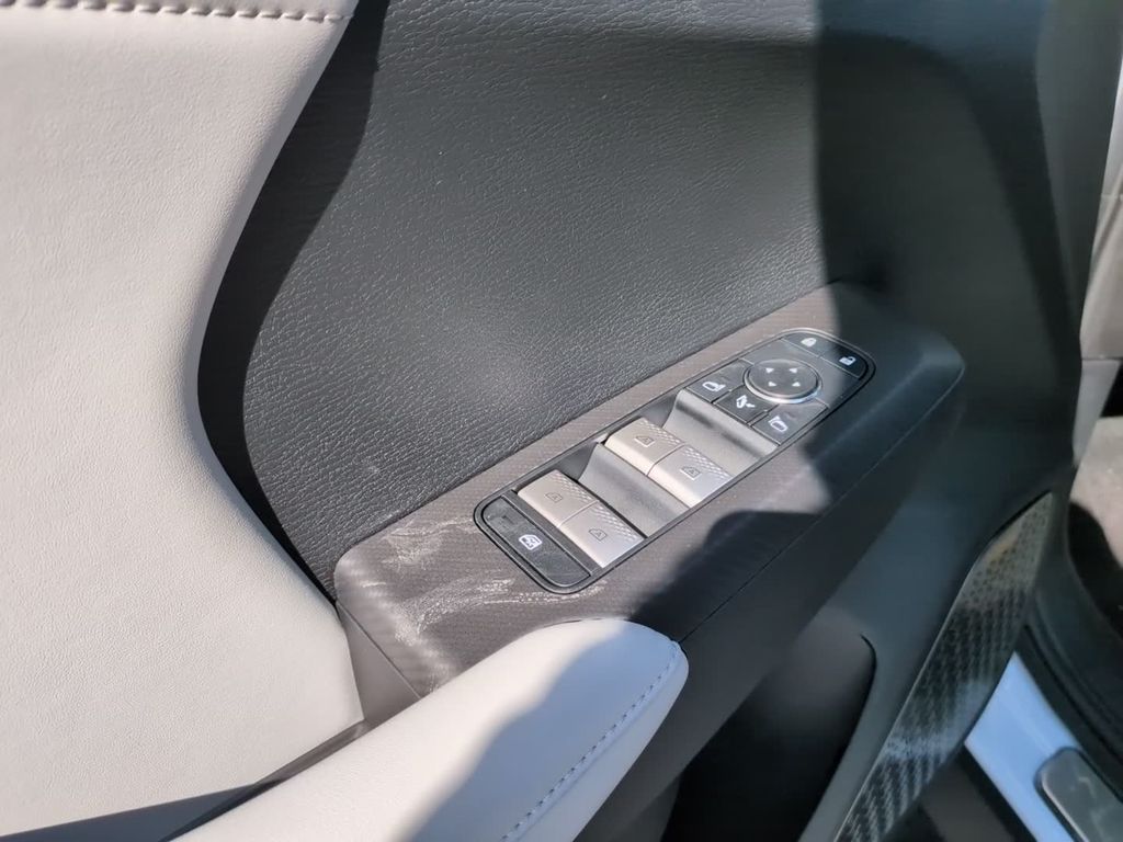 New 2026 White Mitsubishi SE image 18