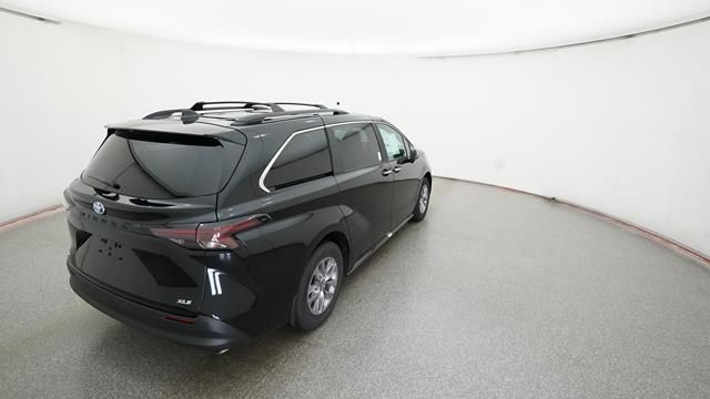 2025 Toyota Sienna XLE 3