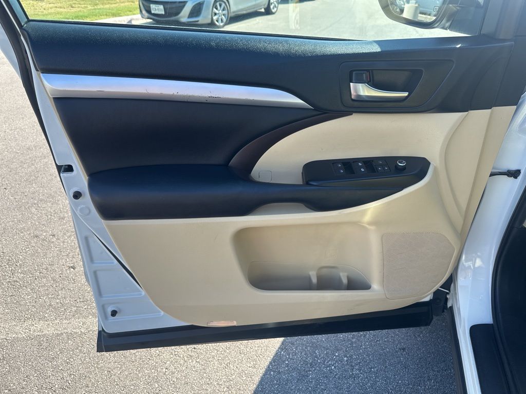 Used Car 2019 Toyota Highlander  Xle For Sale Under $25,000 In Austin, Texas