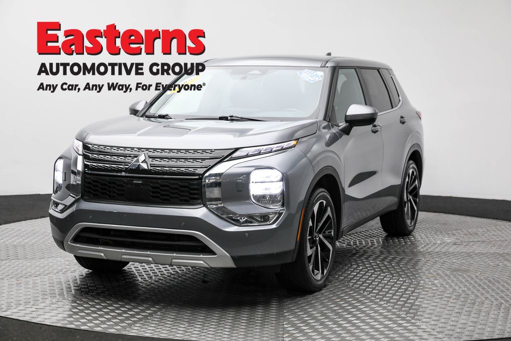 2023 Mitsubishi Outlander SE's photo