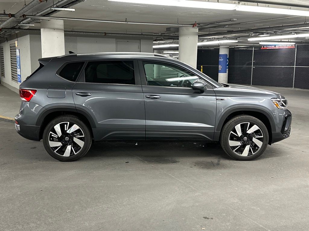 2024 Volkswagen Taos 1.5T SEL 8