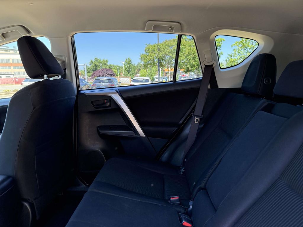 2018 Toyota RAV4 LE - Photo 16