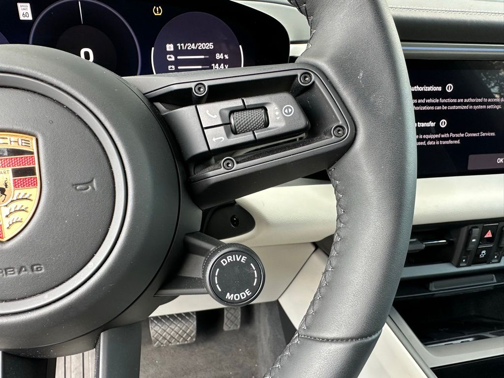 Thumbnail: 2025 Porsche Macan - 16