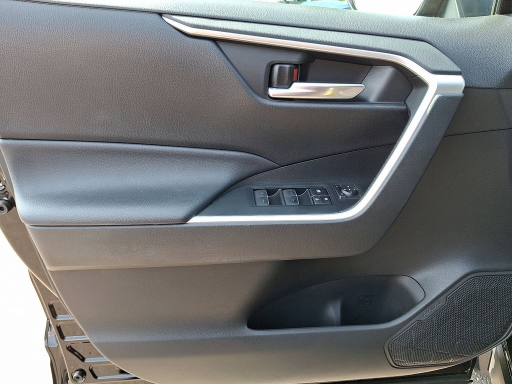 2023 Toyota RAV4 SE 12