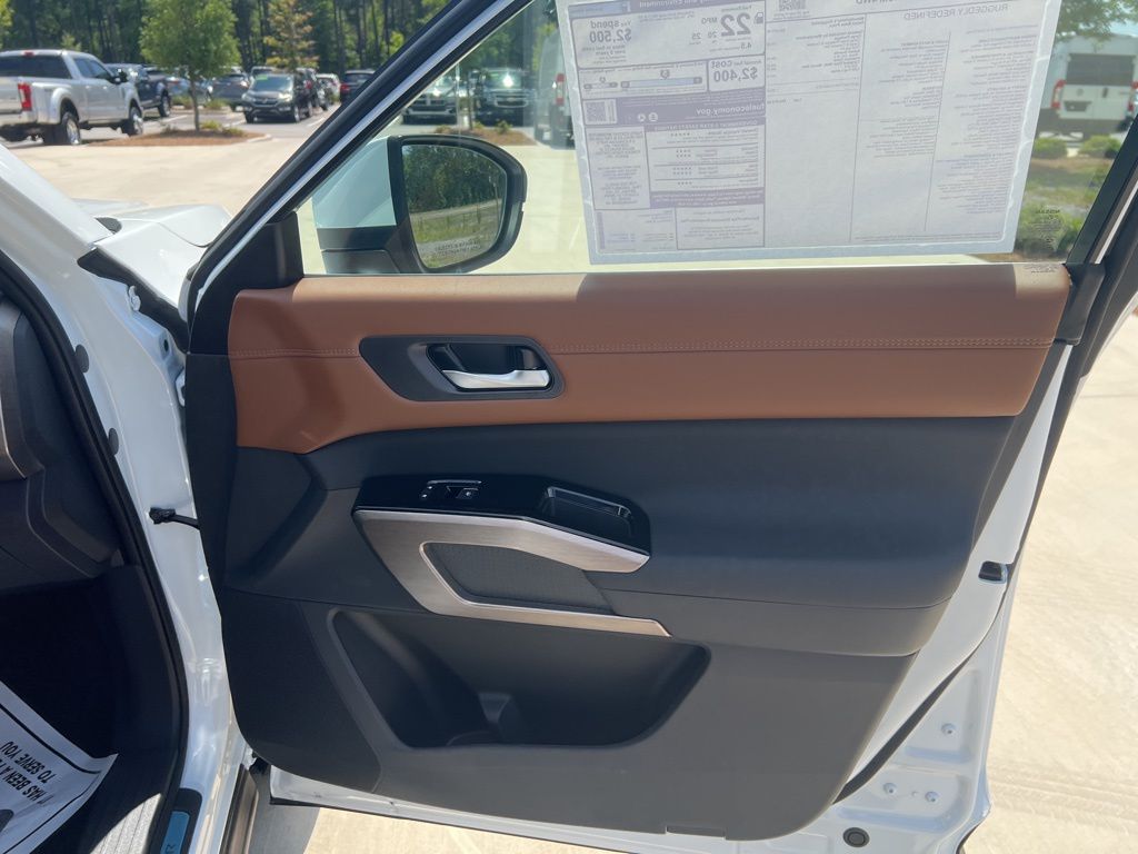 2025 Everest White Pearl Tricoat Nissan Pathfinder Platinum 4X4 SUV