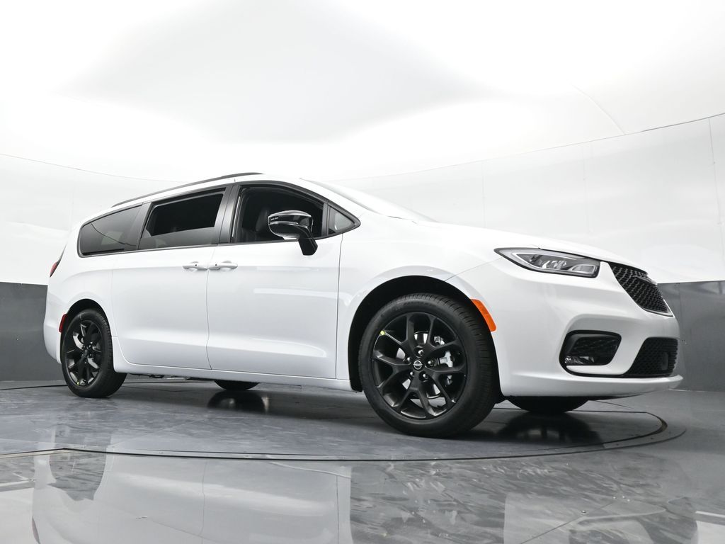 New 2026 Bright White Clearcoat Chrysler Select image 61