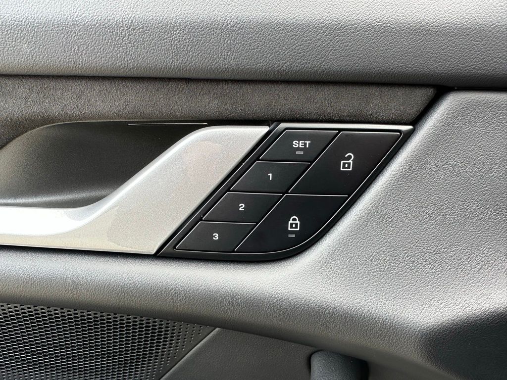 Thumbnail: 2025 Porsche Taycan - 20