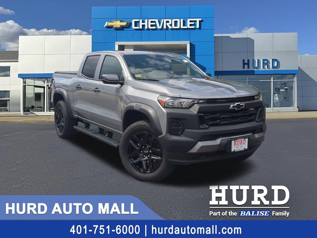 Sterling Gray Metallic 2025 Chevrolet Colorado Pickup Truck Four-Wheel Drive 8-Speed Automatic