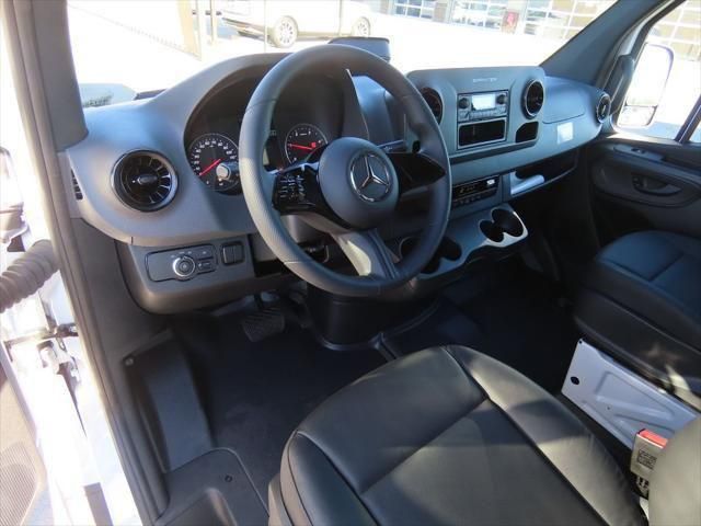 Thumbnail: 2025 Mercedes-Benz Sprinter - 10