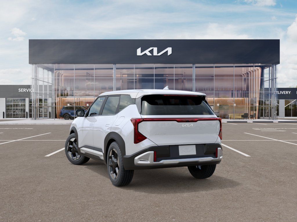 2027 Snow White Pearl Kia Seltos S FWD SUV