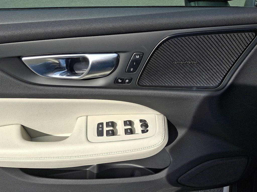 Thumbnail: 2025 Volvo S60 - 12