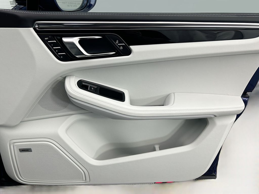 Thumbnail: 2026 Porsche Macan - 26