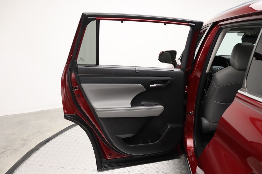 2021 Toyota Highlander XLE 21