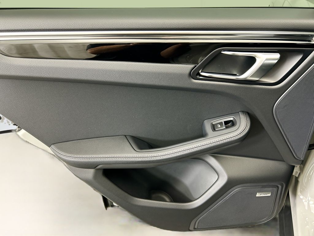 Thumbnail: 2026 Porsche Macan - 27