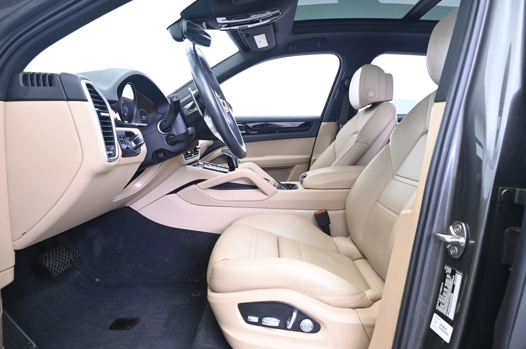 Thumbnail: 2020 Porsche Cayenne - 29