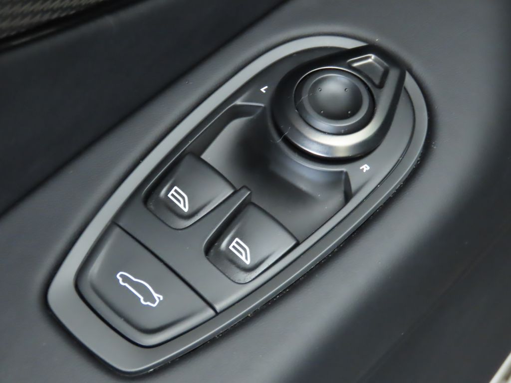 Thumbnail: 2025 Aston Martin Vantage - 22