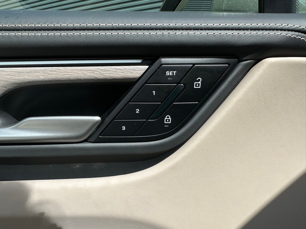 Thumbnail: 2025 Porsche Macan - 21