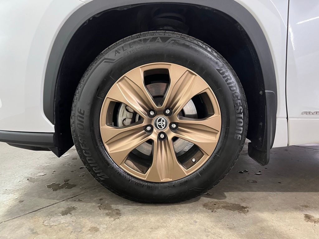 2023 Toyota Highlander Hybrid Bronze Edition