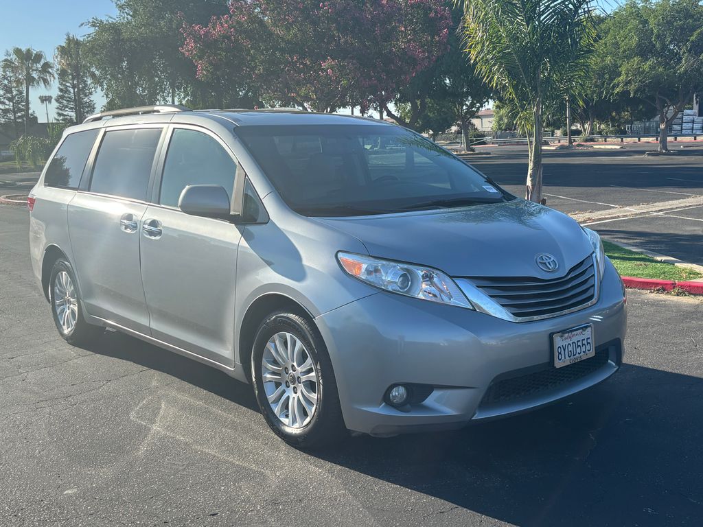 Thumbnail: 2017 Toyota Sienna - 3