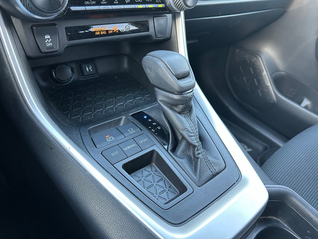 2019 Toyota RAV4 LE 26