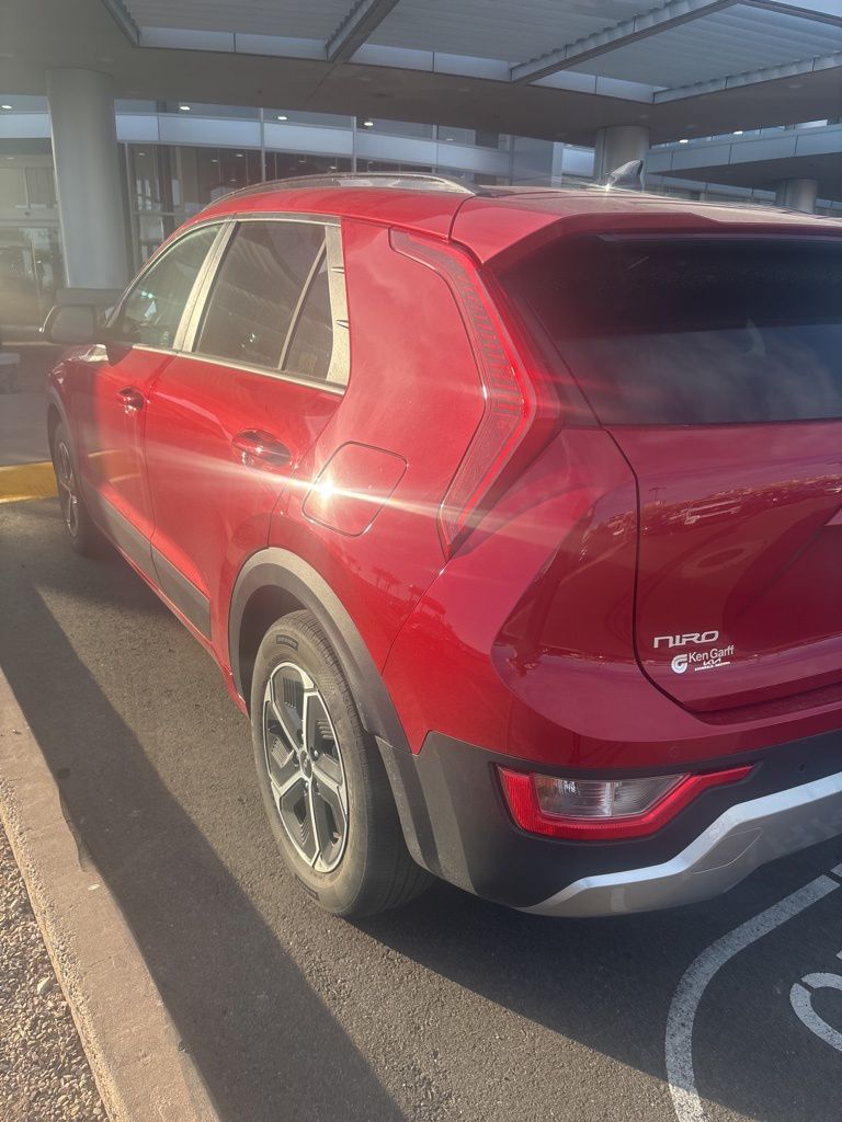 Thumbnail: 2023 Kia Niro - 6