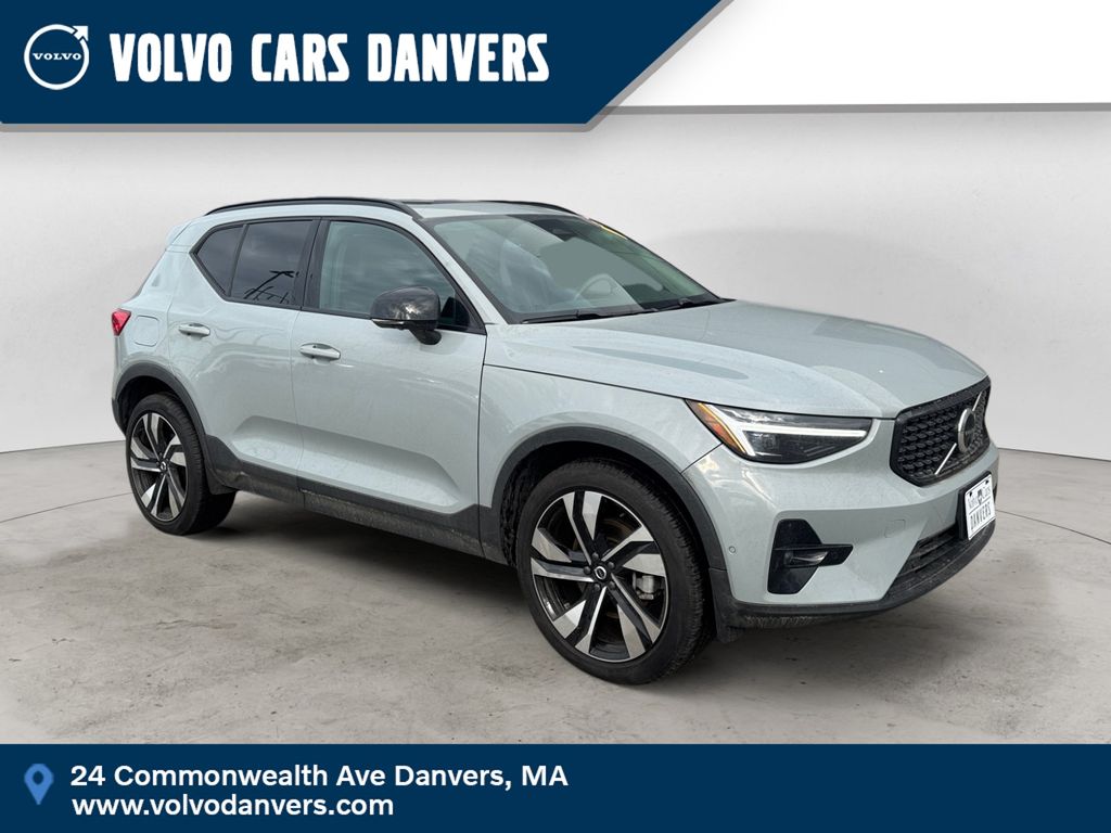 2025 Volvo XC40 B5 Plus Dark Theme AWD